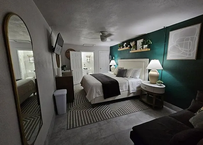 Plush King Bed Xtra Cozy Stay